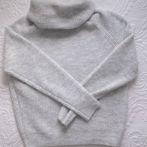 Pullover gray sweater.